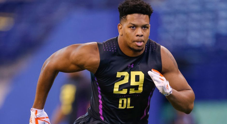 
                <strong>Marcus Davenport (DE, University of Texas San Antonio)</strong><br>
                Der 2,01 Meter Hüne hat in seiner letzten College-Spielzeit mit 17,5 Sacks ein echtes Ausrufezeichen gesetzt. Er hat sich vor seinem Senior-Jahr an der Universität vor allem körperlich stark weiterentwickelt, bringt mittlerweile rund 120 Kilogramm auf die Waage, ist aber dennoch sehr explosiv. Auch wenn ihm noch etwas Instinkt und Cleverness fehlen, hat er Starter-Potential.
              