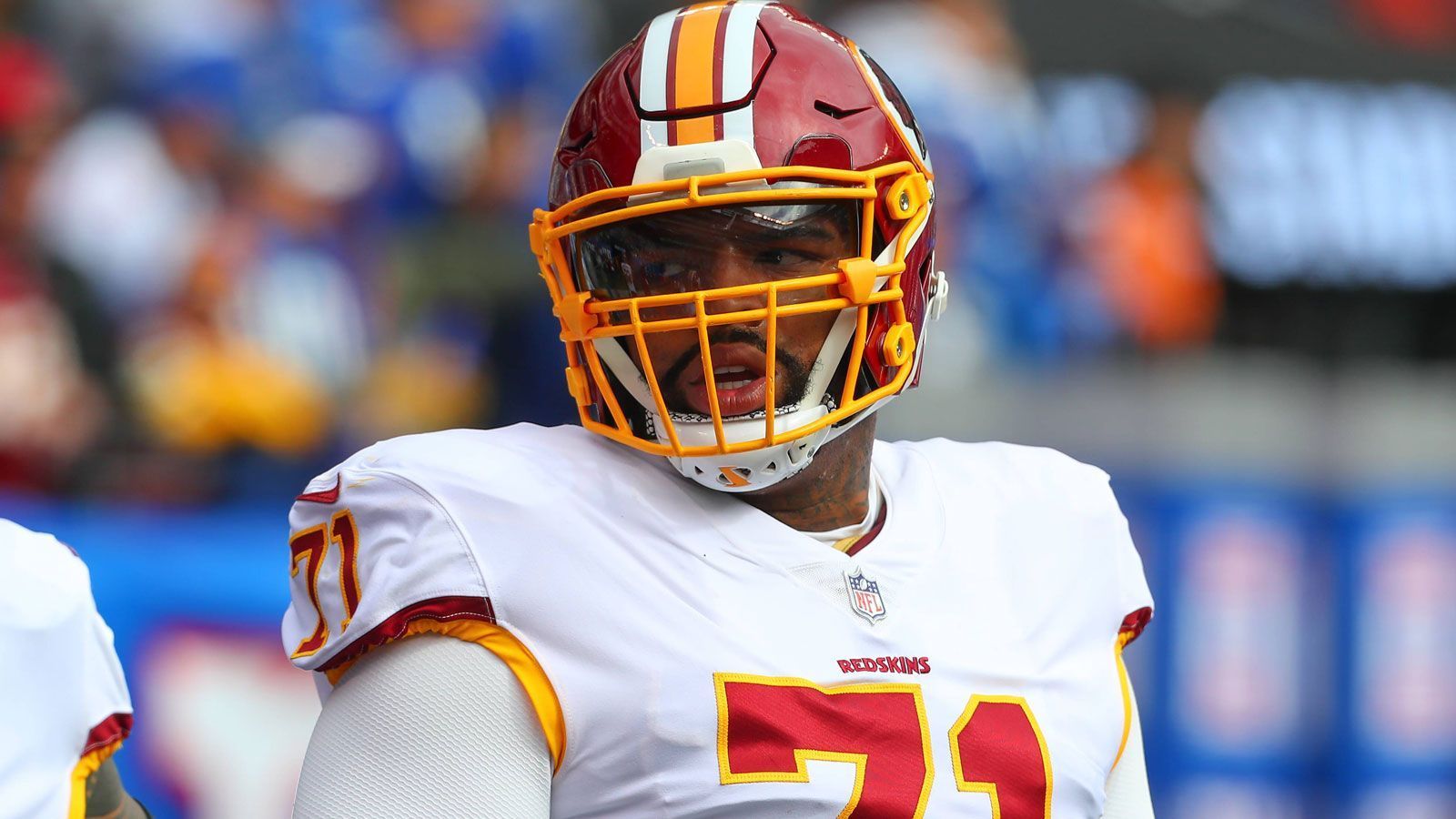 
                <strong>Trent Williams (San Francisco 49ers)</strong><br>
                Der monatelange Disput zwischen Trent Williams und den Washington Redskins wegen eines mutmaßlich nicht erkannten Krebsgeschwürs am Kopf des Profis endete mit dessen Trade zu den San Francisco 49ers. Doch gebunden ist der siebenmalige Pro Bowler, der zuletzt am 30. Dezember 2018 auf dem Platz stand, nur ein Jahr an den NFC-Champion. Denn 2021 läuft sein über fünf Saisons laufender und 68 Millionen US-Dollar schwerer Vertrag aus. Der Left Tackle muss also zeigen, dass er von seiner Klasse durch die Zwangspause nichts eingebüßt hat.
              