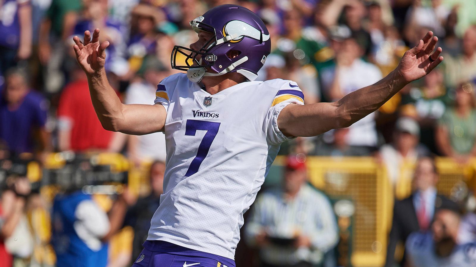 
                <strong>In der Saisonvorbereitung Kai Forbath bezwungen</strong><br>
                Die Ausgangssituation war für den Kicker schwierig. Sein damaliger Konkurrent Kai Forbath spielt bereits seit dem Jahre 2011 in der NFL und ist somit ein echter Routinier. Dennoch gelang es Carlson, sich in der Saisonvorbereitung durchzusetzen und einen Platz im Kader der Vikings zu ergattern. Fortbath hingegen wurde entlassen.
              