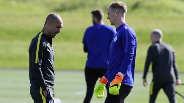 
                <strong>Joe Hart (Manchester City)</strong><br>
                Joe Hart (Manchester City): Ein weiteres "Opfer" Guardiolas in Manchester war der langjährige Stammtorhüter Hart. Der englische Nationalspieler genügt dem Katalanen Guardiola wohl vor allem in fußballerischer Hinsicht nicht. Deshalb wurde er zunächst auf die Bank degradiert und später an den italienischen Mittelfeld-Klub FC Turin ausgeliehen. Eine sportliche Zukunft Harts in Manchester scheint auch nach Ablauf der Leihe im Sommer 2017 nicht wirklich realistisch zu sein.
              