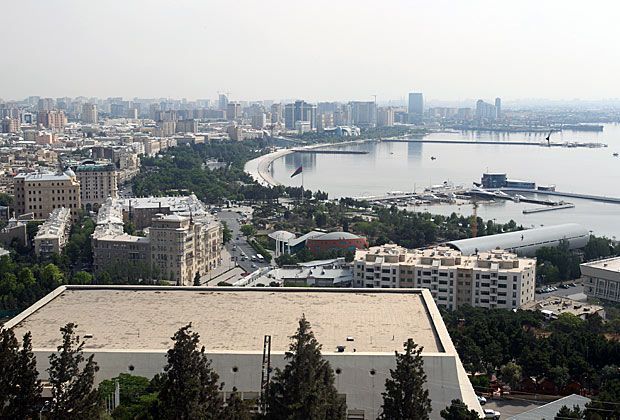 
                <strong>Olympiastadion Baku (Aserbaidschan)</strong><br>
                In der Hauptstadt Baku wird zurzeit am neuen Olympiastadion gebaut, das 2015 fertiggestellt werden soll. Das Stadion hat dann ein Fassungsvermögen von 69.870 Zuschauern. Hier finden drei Vorrundenspiele und ein Viertelfinale statt.
              