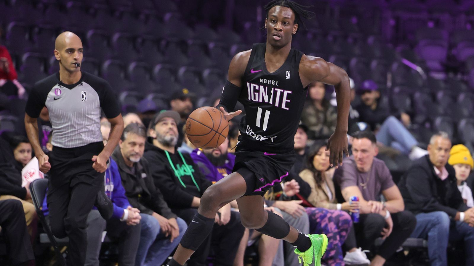 
                <strong>23. Pick: PORTLAND TRAIL BLAZERS Leonard Miller (Forward, G-League Ignite, 26. November 2003) </strong><br>
                Stats 22/23: 16,9 Punkte, 10,1 Rebounds, 1,3 Assists, Quoten: 54/30/79 (38 Spiele)Es ist wie erwähnt unklar, welchen Weg Portland als Franchise generell einschlägt. So oder so wäre Miller an Position 23 aber ein guter Gamble. Der Forward hat noch immer sehr viel zu lernen und wirkt sowohl offensiv als auch defensiv oft ziemlich wild, er bringt aber auch Tools mit, die viele Leute nie haben werden. Er ist groß, sehr athletisch und kann mit dem Ball umgehen, während seiner einzigen G-League-Saison steigerte er sich drastisch. Mit etwas Zeit könnte aus ihm ein wertvoller Spieler werden.
              