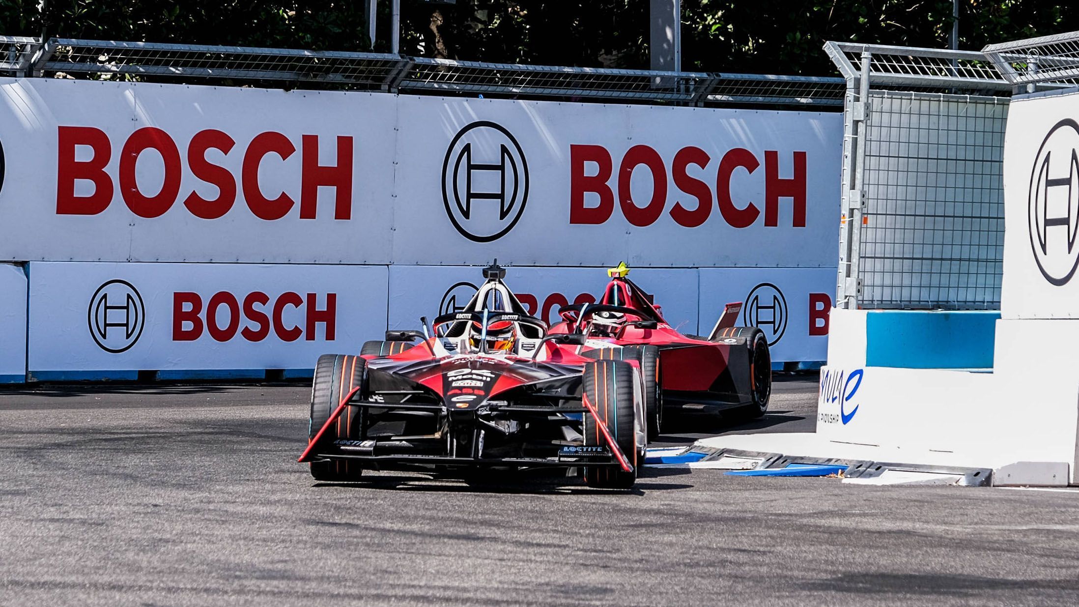 
                <strong>Pascal Wehrlein (Porsche)</strong><br>
                Der Sonntag sollte die Frustration des Deutschen deutlich steigern: Nach einem desolaten Qualifying (Platz 15) beendete Wehrlein das 2. Rennen nur auf Rang sieben. Zu allem Überfluss verletzte sich der DTM-Champion von 2015 zudem bei einem Auffahrunfall an der Hand und konnte den E-Prix nur unter Schmerzen beenden. Zwar eliminierten sich seine WM-Kontrahenten Mitch Evans und Nick Cassidy selbst, doch Avalanche-Andretti-Pilot Jake Dennis sicherte sich einen ungefährdeten Start-Ziel-Sieg und baute seinen Vorsprung auf Wehrlein damit auf fast uneinholbare 49 Punkte aus.
              