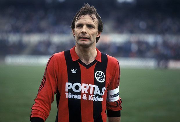 
                <strong>Karl-Heinz "Charly" Körbel (Eintracht Frankfurt)</strong><br>
                Der deutsche Prototyp des "one-club-players". 602 Bundesliga-Spiele für Eintracht Frankfurt, immer noch Rekord. 19 Jahre (1972 bis 1991) in Diensten der Hessen. Nie deutscher Meister, dafür UEFA-Pokalsieger und vier Mal DFB-Pokalsieger.
              