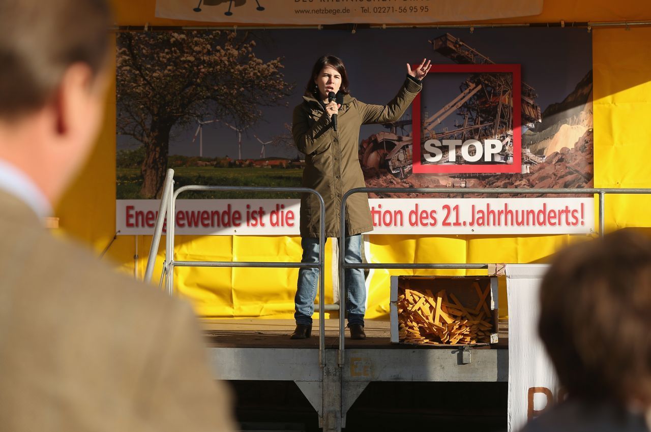Baerbock bei einer Kundgebung gegen den Ausbau des Kohletagebaus in Brandenburg 2013.