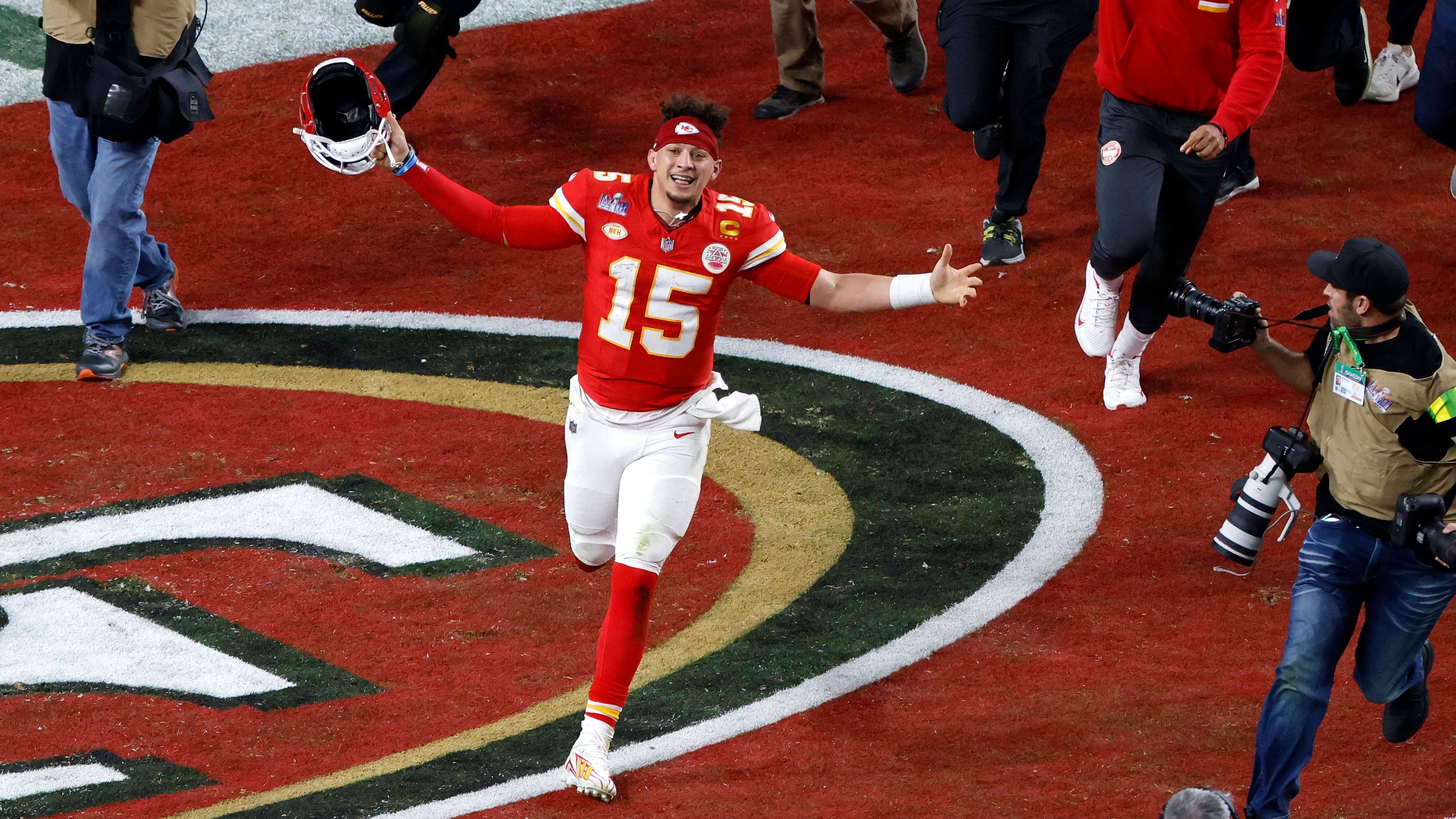 <strong>Gewinner: Patrick Mahomes</strong><br>Ganz oben steht einmal mehr der Mann, für den wirklich nur der Himmel die Grenze zu sein scheint. Zum dritten Mal dreht Patrick Mahomes mit seinen Kansas City Chiefs einen zweistelligen Rückstand im Super Bowl noch um. Er ist nach Tom Brady der zweitjüngste dreimalige Champion unter allen Quarterbacks und der jüngste dreimalige MVP des Super Bowl. Die Football-Welt liegt ihm einmal mehr zu Füßen.