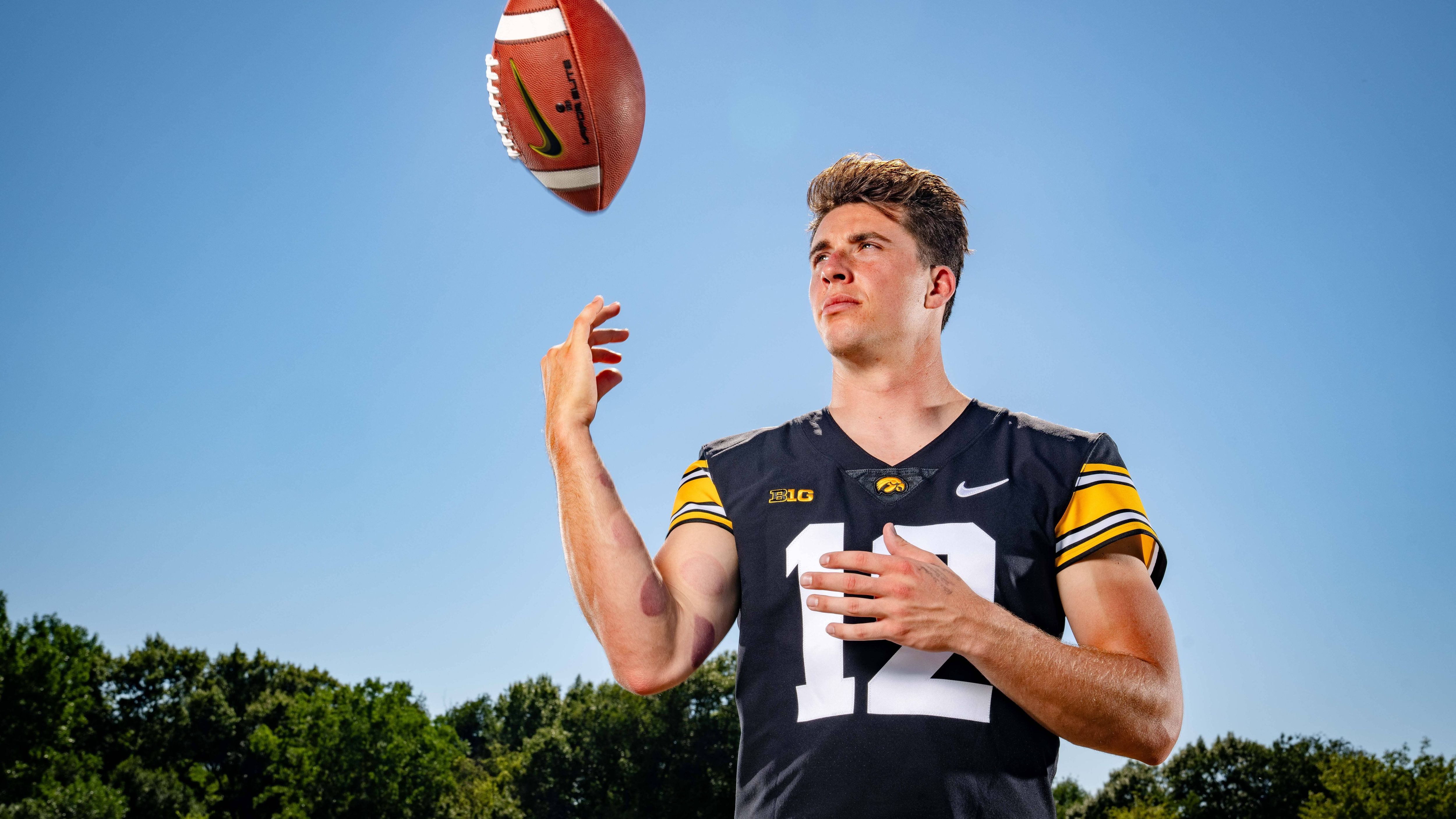 <strong>25. Iowa Hawkeyes: Cade McNamara</strong><br>McNamara transferierte im Dezember von Michigan zu Iowa - bei den Wolverines war er 2021 Starting Quarterback und führte das Team zu den College Football Playoffs. Letzte Saison verlor McNamara allerdings den Starter-Posten und wechselte anschließend zu Iowa. Die Hawkeyes sehnen sich nach gutem Quarterback-Play: In zwei der letzten drei Spielzeiten erzielte Iowa weniger als zehn Passing Touchdowns.