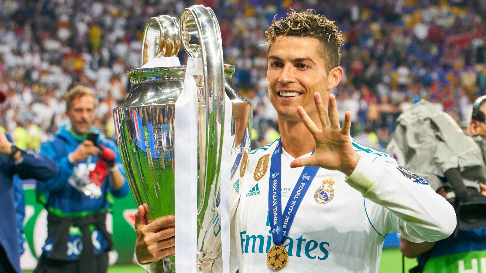 
                <strong>Champions-League-Hattrick</strong><br>
                Aller guten Dinge sind drei. 2018 gewinnt Ronaldo zum dritten Mal in Folge die Königsklasse. Insgesamt triumphiert er zum fünften Mal. Es sollte sein letzter Tanz für das weiße Ballett sein. 
              