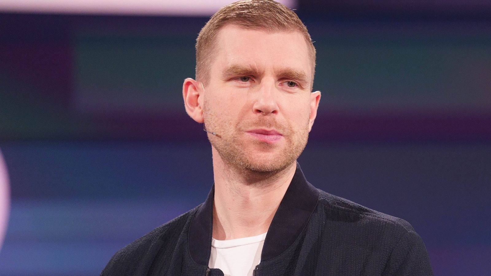 
                <strong>Per Mertesacker</strong><br>
                "Ich finde es sehr traurig. Wir haben über zehn Jahre zusammengearbeitet, sind immer in Kontakt geblieben, auch auf einer persönlichen Ebene. Es tut mir leid. Aber es sind die Mechanismen des Systems mit drei Turnieren, mit denen wir nicht zufrieden waren. Er hat viel mehr gemacht als viele wahrscheinlich denken", so der frühere Nationalspieler Per Mertesacker im ZDF.
              