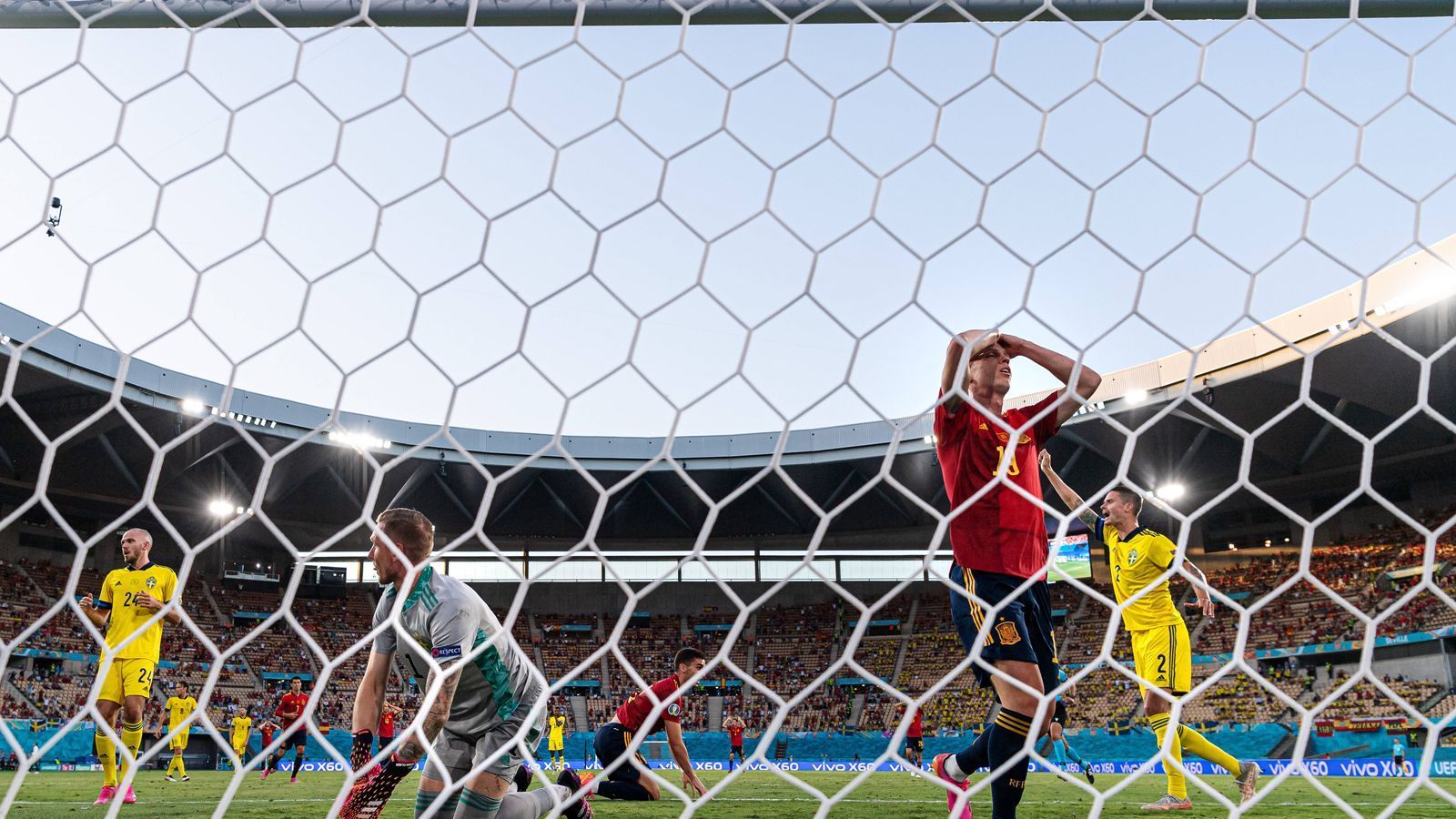 
                <strong>Frust und Pfiffe</strong><br>
                Zu Beginn der zweiten Halbzeit agierte Spanien dann zunehmend harmlos, von den Fans kamen Pfiffe. Am Ende feierten sich dann vor allem die Schweden über den Punktgewinn.
              