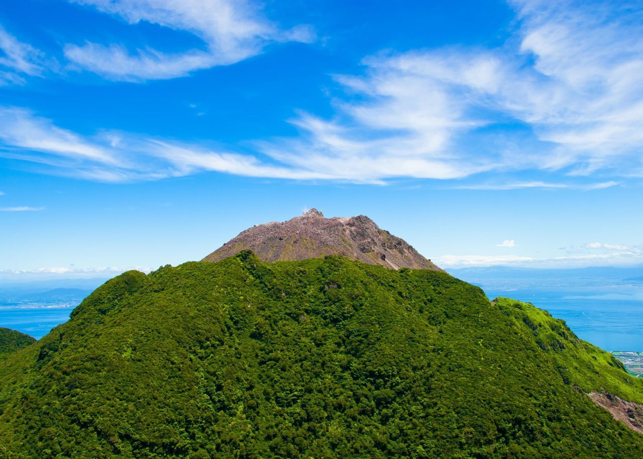 Auf der japanische Halbinsel Shimabara befindet sich der Unzen, ein Vulkan-Komplex mit mehreren Gipfeln und Kratern. Der bislang heftigste Ausbruch ereignete sich am 21. Mai 1792. Dabei kollabierte die Ostflanke des Mayuyama. Die Lawine rutschte mit bis zu 200 km/h ins Meer und löste einen Tsunami aus, der die Stadt Shimabara beinahe komplett zerstörte und über 15.000 Menschen das Leben kostete.