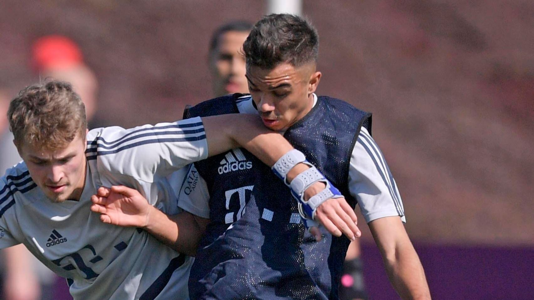 
                <strong>Oliver Batista-Meier</strong><br>
                Der Deutsch-Brasilianer kam als 15-Jähriger vom 1. FC Kaiserslautern zum FC Bayern und gilt wie Zirkzee und Cuisance als Riesentalent. Seine Spielanlage entspricht eigentlich einem typischen Zehner. Eine Knöchelverletzung bremste die Entwicklung des jungen Talents allerdings aus. Derzeit kommt der 18-Jährige hauptsächlich als Linksaußen zum Einsatz. In der laufenden Saison stand Meier in der 3. Liga sowie in der U19-Bundesliga und der Uefa Youth League 22 Mal auf dem Platz. Dabei erzielte er zehn Treffer und steuerte sechs Assists bei. Auf seinen ersten Einsatz bei den Profis wartet er noch. Die Formkurve zeigt jedoch steil nach oben.
              