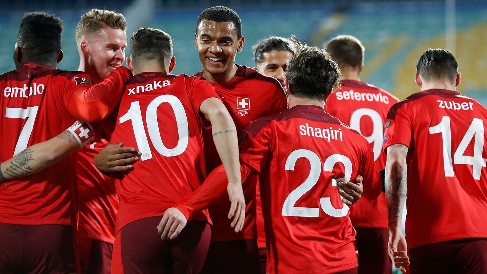 
                <strong>Schweiz</strong><br>
                "Ich sage es so: Optimistisch gesehen bin ich mit Granit Xhaka einig, realistisch gesehen vielleicht nicht. Wir arbeiten hart, mit dem Ziel und der Perspektive, bis ganz zum Schluss an der EM dabei zu sein", antwortete Nationaltrainer Vladimir Petkovic bei der "NZZ" auf die Frage, ob er die Halbfinal-Ambitionen seines Kapitäns, Granit Xhaka, teile. Mit elf Bundesliga-Akteuren startet die Schweiz in die Europameisterschaft. Herzstück des Teams dürfte das Dreieck Yann Sommer - Nico Elvedi - Manuel Akanji bilden. Im Sturm kann Pektovic mit Admir Mehmedi oder Mario Gavranovic auf Erfahrung setzen oder spekulieren, dass Breel Embolo zur Höchstform aufläuft und den nötigen Unterschied macht. Mit Wales, der Türkei und Italien haben die Schweizer eine machbare Gruppe zugelost bekommen. 
              