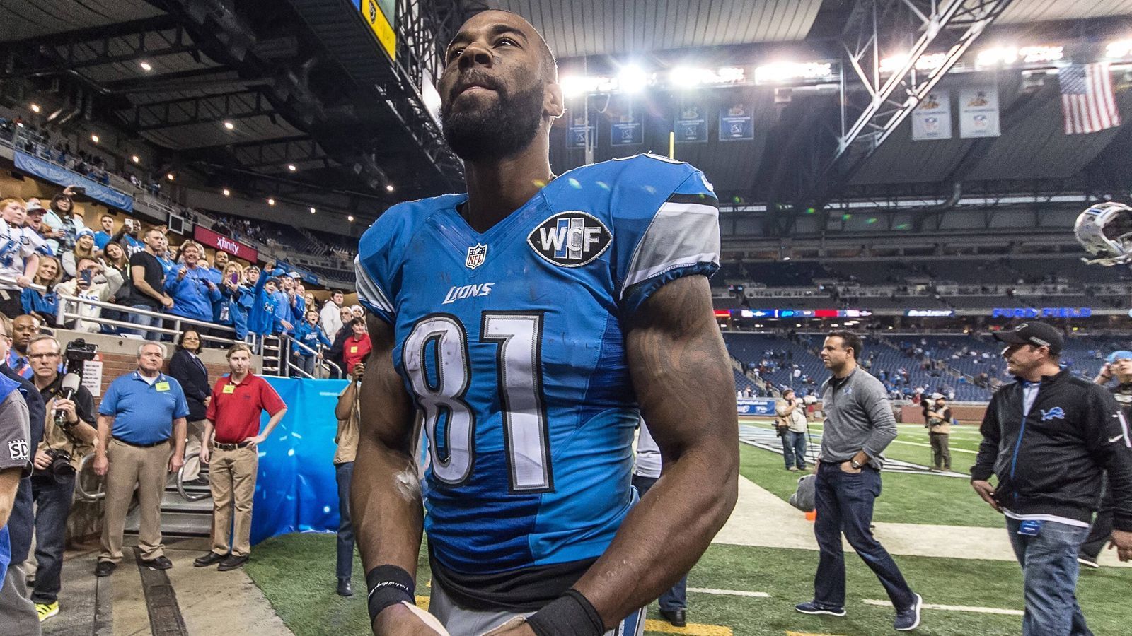 
                <strong>Calvin Johnson</strong><br>
                Calvin Johnson war der Second-Overall-Pick des Jahres 2007 und spielte bis zum Jahre 2015 durchgehend für die Detroit Lions. Nachdem Gerüchte um einen Rücktritt bereits zuvor die Runde machten, gab er mit 29 Jahren sein Karriereende bekannt. Später sagte er dazu: "Ich habe viel in das Spiel investiert und es hat mir viel abverlangt. Ich will nicht in die Einzelheiten gehen, aber es fühlt sich gut an. Ich kann mehr Zeit mit meiner Familie und meinem Sohn verbringen. Ich habe gerade erst geheiratet. Mit steht eine gute Zeit bevor."
              