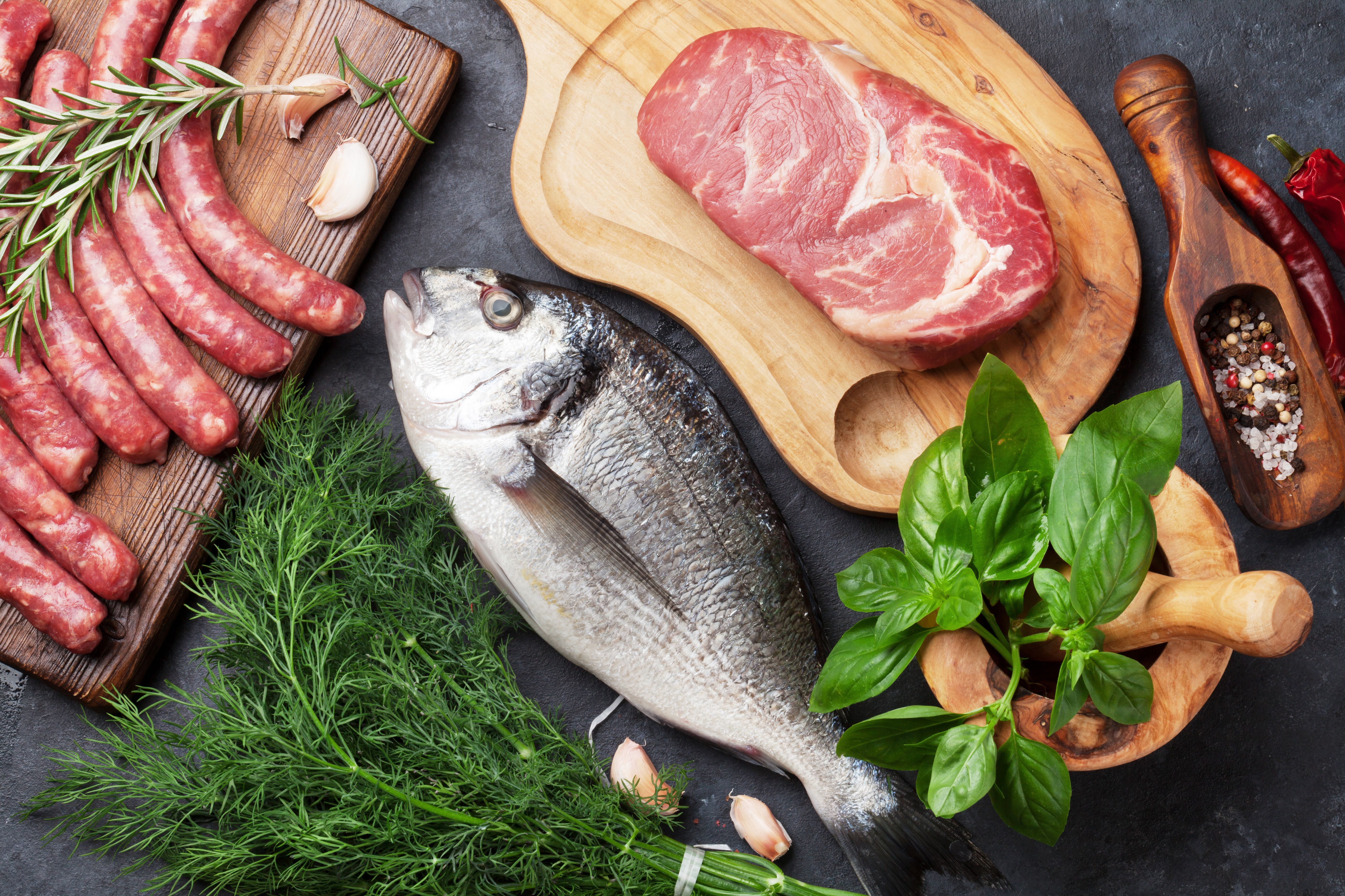Fleisch, Wurstwaren und Fisch gehören zu den säurebildenden Lebensmitteln.