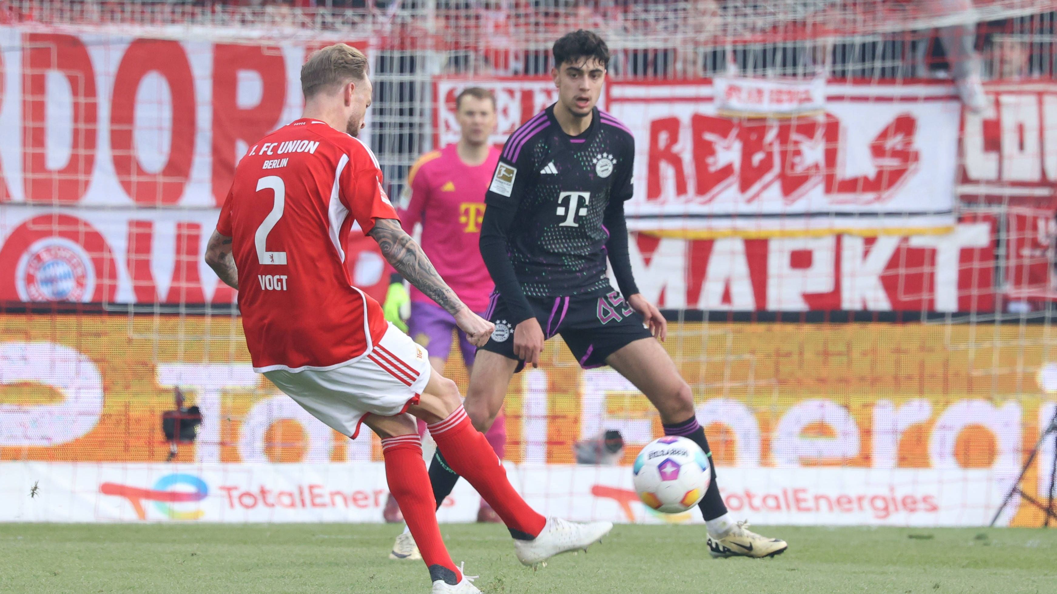 <strong>Aleksandar Pavlovic</strong><br>Der Mittelfeldspieler beweist sehr viel Ruhe am Ball, ist für seine Mitspieler praktisch immer anspielbar, leitet die Bälle gut weiter. Auch in der Defensive arbeitet er gut mit und hilft den Innenverteidigern in brenzligen Situationen. Zudem holt er den Freistoß zum 2:0 heraus. <em><strong>ran</strong></em>-Note: 2