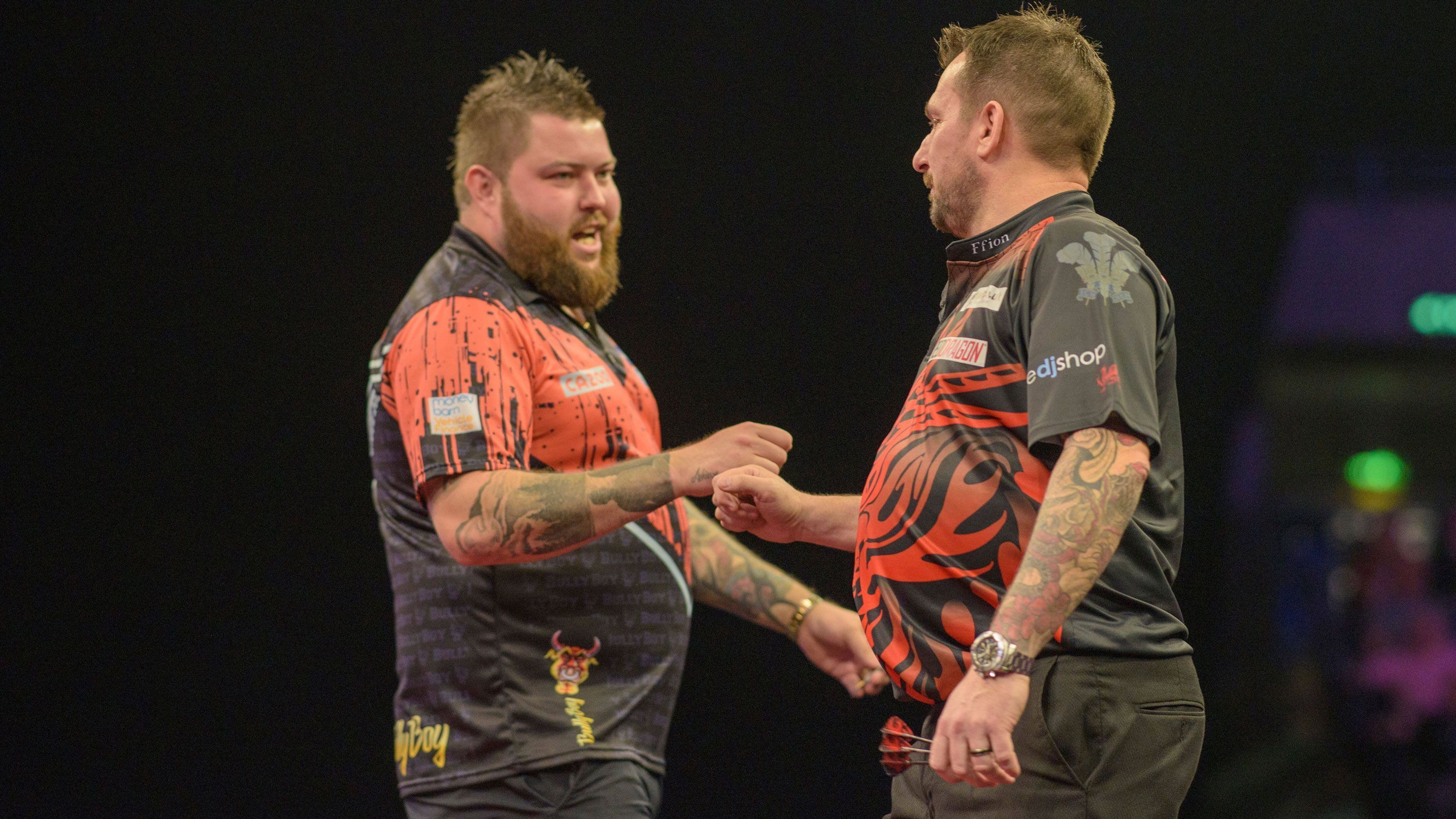 
                <strong>Die Premier League</strong><br>
                Insgesamt nehmen acht Profis, die aufgrund ihrer Weltranglistenplatzierung oder ihrer Erfolge im Vorjahr von der PDC zur Premier League eingeladen wurden, am Wettbewerb teil. Dieser beinhaltet zunächst 16 Spieltage, wobei jeder einzelne Spieltag in Form eines kleinen Turniers mit Viertel- und Halbfinale sowie einem Endspiel ausgetragen wird. Je nach erreichter Runde werden Punkte vergeben, die in einer Gesamttabelle eingetragen werden.
              