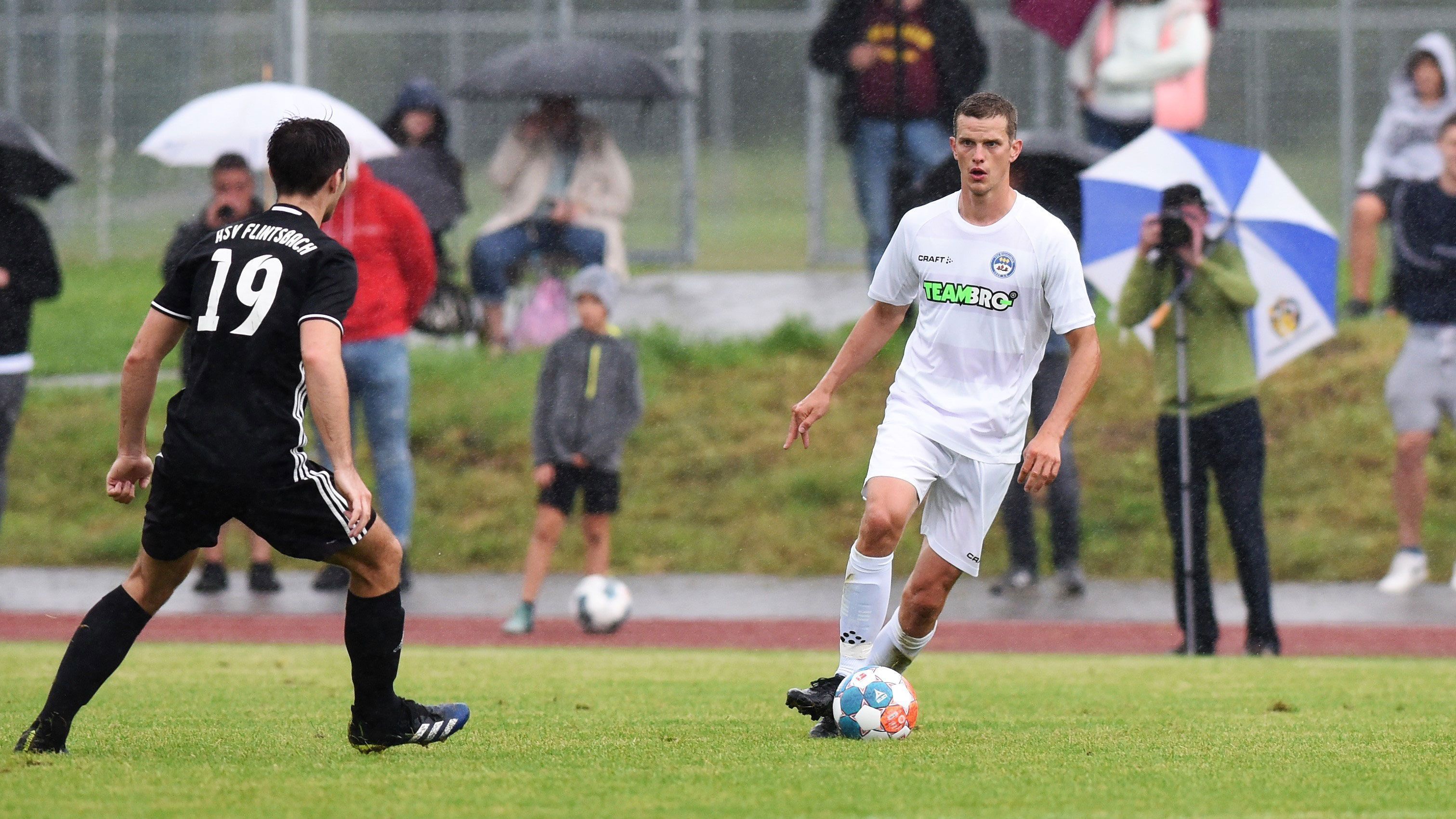 
                <strong>Nächste Aufgabe: Nußdorf</strong><br>
                Bereits am kommenden Dienstag geht es weiter in der neunthöchsten Spielklasse, Gegner ist der SV Nußdorf. Das Ziel ist klar: Drei Punkte sollen es werden, wenn die Benders gemeinsam mit ihrem Jugendfreunden auf heimischen Rasen gegen den Kontrahenten antreten.
              