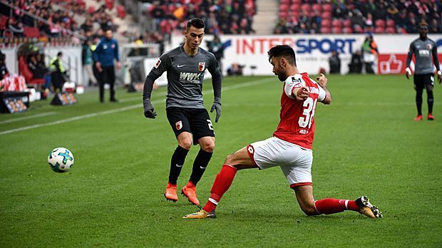 
                <strong>Erik Thommy (VfB Stuttgart)</strong><br>
                So schnell kann's gehen! Erik Thommy verkündete dem FC Augsburg, dass er seinen im Sommer auslaufenden Vertrag nicht verlängern würde. Kurze Zeit später fädelte der Klub einen Transfer mit dem VfB Stuttgart ein. Dort unterschreibt das 23-jährige Eigengewächs einen Vertrag bis 2020. Sportvorstand Michael Reschke sagt dem Neuzugang eine gute Zukunft voraus: "Erik Thommy bringt vieles mit, um ein guter Bundesligaspieler zu werden. Er ist ein technisch starker Offensivspieler, den wir schon längere Zeit beobachten. Ich bin davon überzeugt, dass er bei uns rasch die nächste Stufe in seiner Entwicklung erreichen wird und eine absolut sinnvolle Verstärkung unseres Kaders darstellt."
              