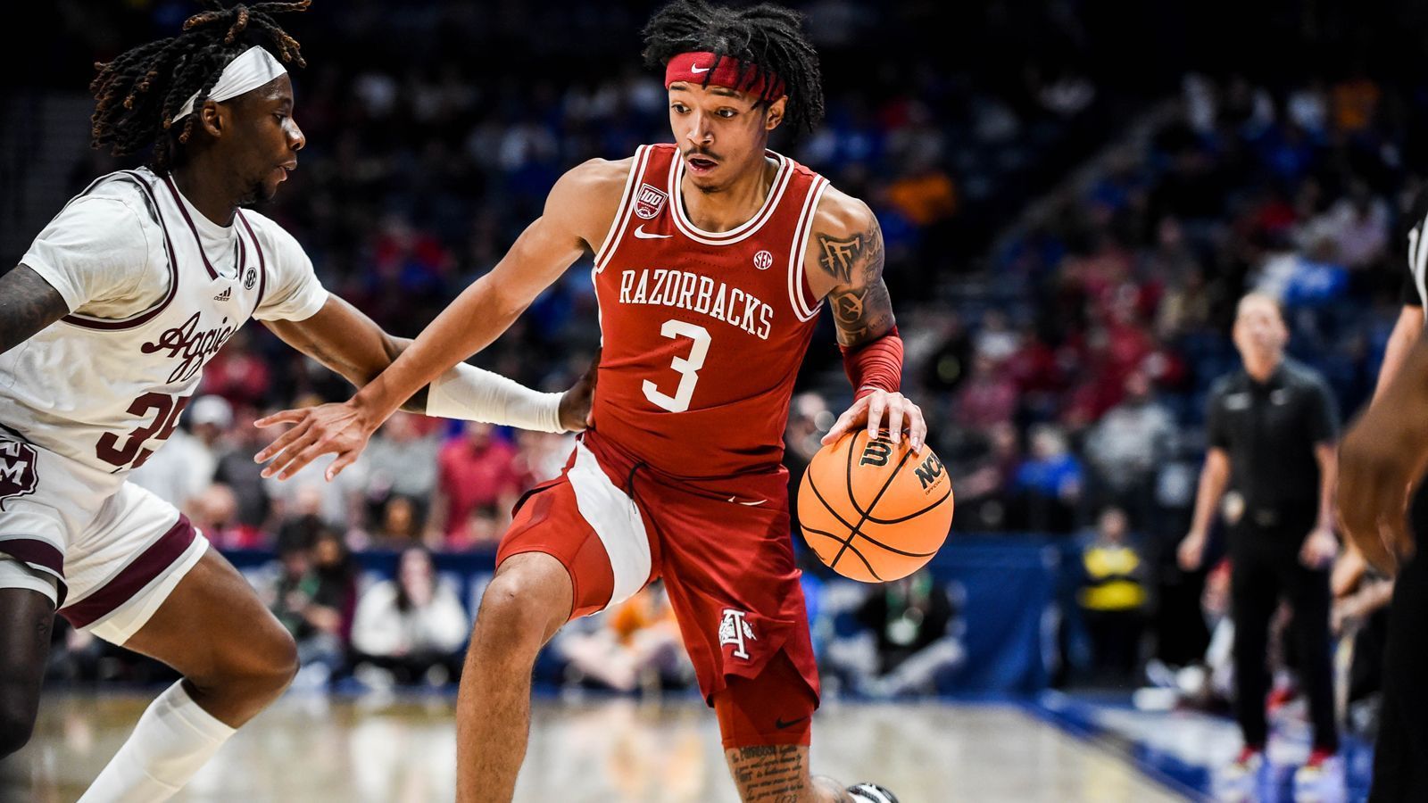 
                <strong>21. Pick: BROOKLYN NETS Nick Smith Jr. (Guard, Arkansas, 18. April 2004) </strong><br>
                Stats 22/23: 12,5 Punkte, 1,6 Rebounds, 1,7 Assists, Quoten: 38/34/74 (17 Spiele)Brooklyn kann Tiefe und vor allem Shot Creation aus dem Backcourt gebrauchen. Smith Jr. könnte dies bringen und für Instant Offense sorgen, er gilt als fähiger Creator, auch wenn seine Quoten vom College das nicht reflektieren. Hier muss erwähnt werden, dass er verletzungsbedingt limitiert war und bloß 17 Spiele absolvieren konnte … und selbst jetzt ist es gut möglich, dass er eine Ecke früher vom Tisch geht.
              