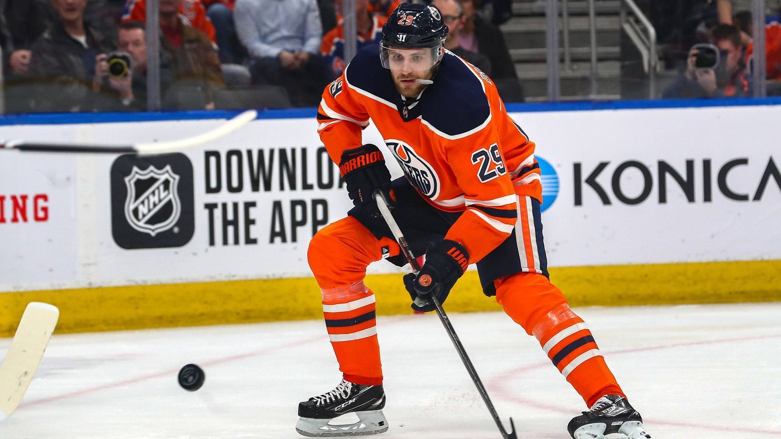 
                <strong>Leon Draisaitl (Edmonton Oilers)</strong><br>
                Der Center ist der momentan beste Eishockeyspieler der Welt - zumindest wenn es nach Punkten geht. Kein anderer NHL-Profi hatte in der regulären Saison so gescort - 110 Punkte bei 67 Vorlagen. Gemeinsam mit Artemi Panarin (New York Rangers) und Nathan MacKinnon (Colorado Avalanche) wurde er für die Hart Trophy als wertvollster Spieler nominiert. Der 24-Jährige wird im Duell mit den Chicago Blackhawks also ein Schlüsselspieler sein - genauso wie sein Sturm-Kollege Connor McDavid, der mit 97 Scoring-Punkten ligaweit an Position zwei steht. Die Oilers nehmen als Fünfter im Westen gegen die zwölftplatzierten Blackhawks die Favoritenrolle ein.
              