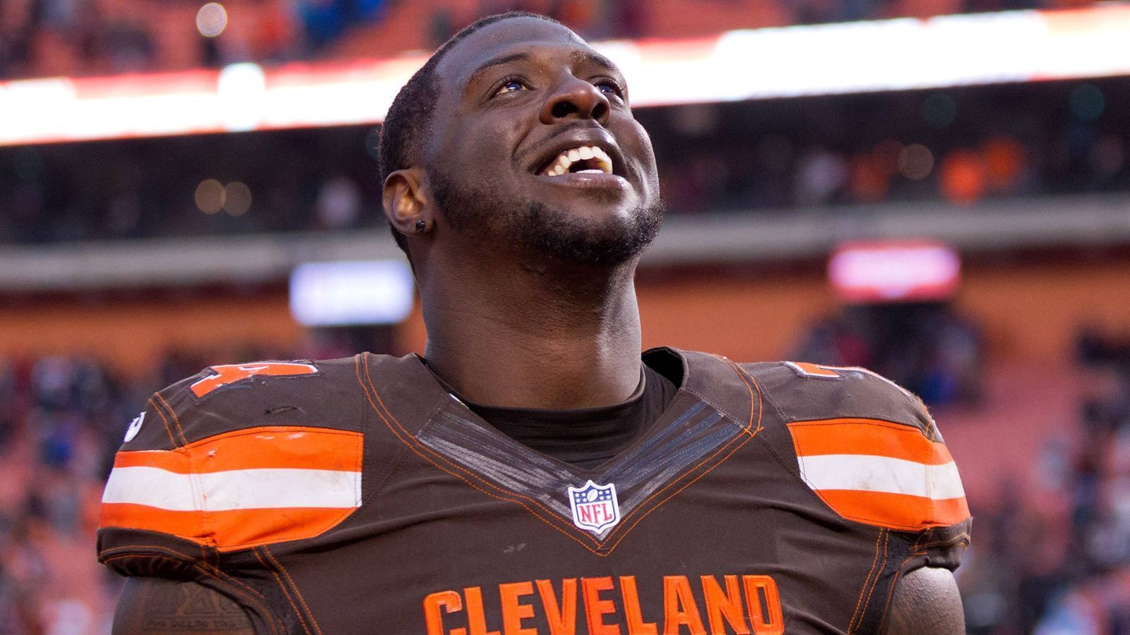 
                <strong>Cameron Erving (Cleveland Browns, 2015 an 19. Stelle)</strong><br>
                Nochmal die Browns. Zwei Jahre schauten sie such das Spiel mit dem Offensive Tackle an, dann durfte auch er gehen. Den Kansas City Chiefs war er ein Fünftrundenpick wert. Und eine Menge Geld. Denn nach 13 Spielen 2017 (vier als Starter) wurde sein Vertrag vorzeitig um zwei Jahre verlängert. Warum auch immer. In drei Jahren kann er nun zehn Millionen Dollar verdienen, je nach Einsatzzeiten auch mehr.
              