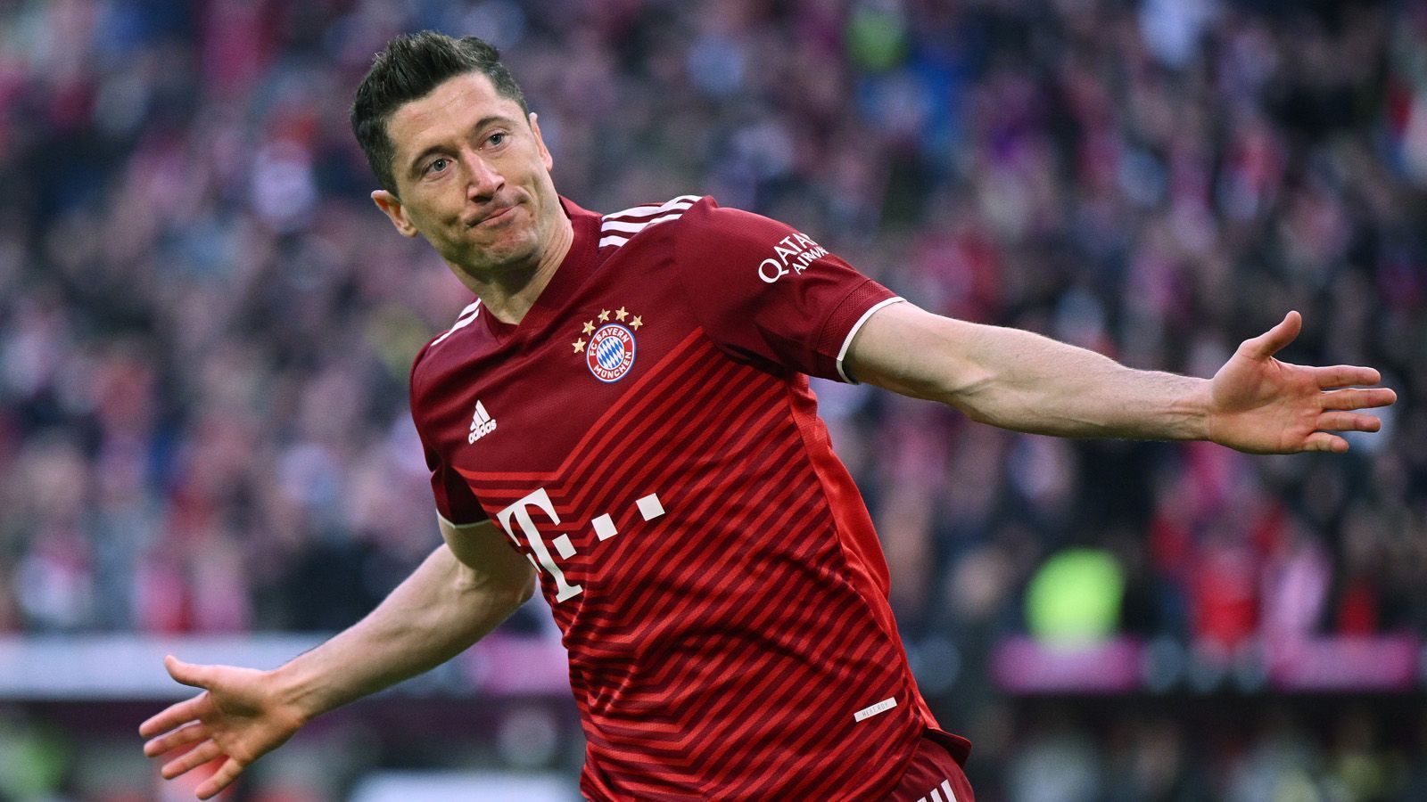 
                <strong>Robert Lewandowski aka der Held</strong><br>
                Robert Lewandowski spielt die Hauptrolle im bayerischen Komödienstadl. Der (tragische) Held quasi, der dem Stück erst die Bühnentauglichkeit verleiht. Theatralisch sagt er bereits Anfang Juni im polnischen Podcast "OnetSport": "Etwas ist in mir gestorben." Er wolle wieder mehr Emotionen in seinem Leben, deshalb zieht es ihn für den wohl letzten Akt seiner erfolgreichen Karriere zum FC Barcelona. Die Hoffnung: Auf der gefühlt noch größeren Bühne den Ballon d'Or gewinnen. Doch Achtung, nicht in jedem Stück gibt's ein Happy End. Am 12. Juli wird Lewandowski zum Training an der Säbener Straße erwartet. Taucht er nicht auf, könnte aus dem Helden schnell eine tragische Figur werden.
              