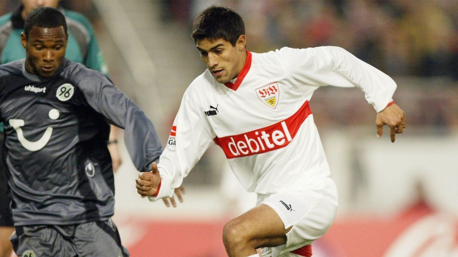 
                <strong>Mittelfeld: Emanuel Centurion</strong><br>
                Fette zwei Millionen Euro überwies der VfB 2003 an den argentinischen Klub Vélez Sarsfield. Viel Geld für den damals 20-Jährigen. Er zahlte es dem Verein zurück. Mit 114 Einsatzminuten in den kommenden 18 Monaten! Irre.
              