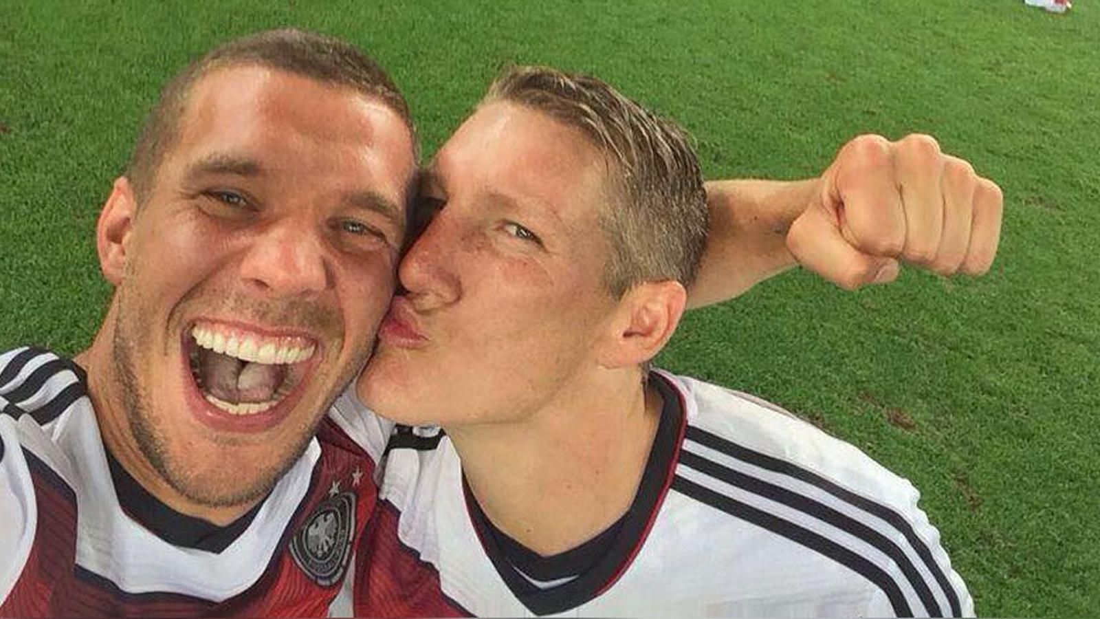 
                <strong>Lukas Podolski und Bastian Schweinsteiger</strong><br>
                Lukas Podolski und Bastian Schweinsteiger
              