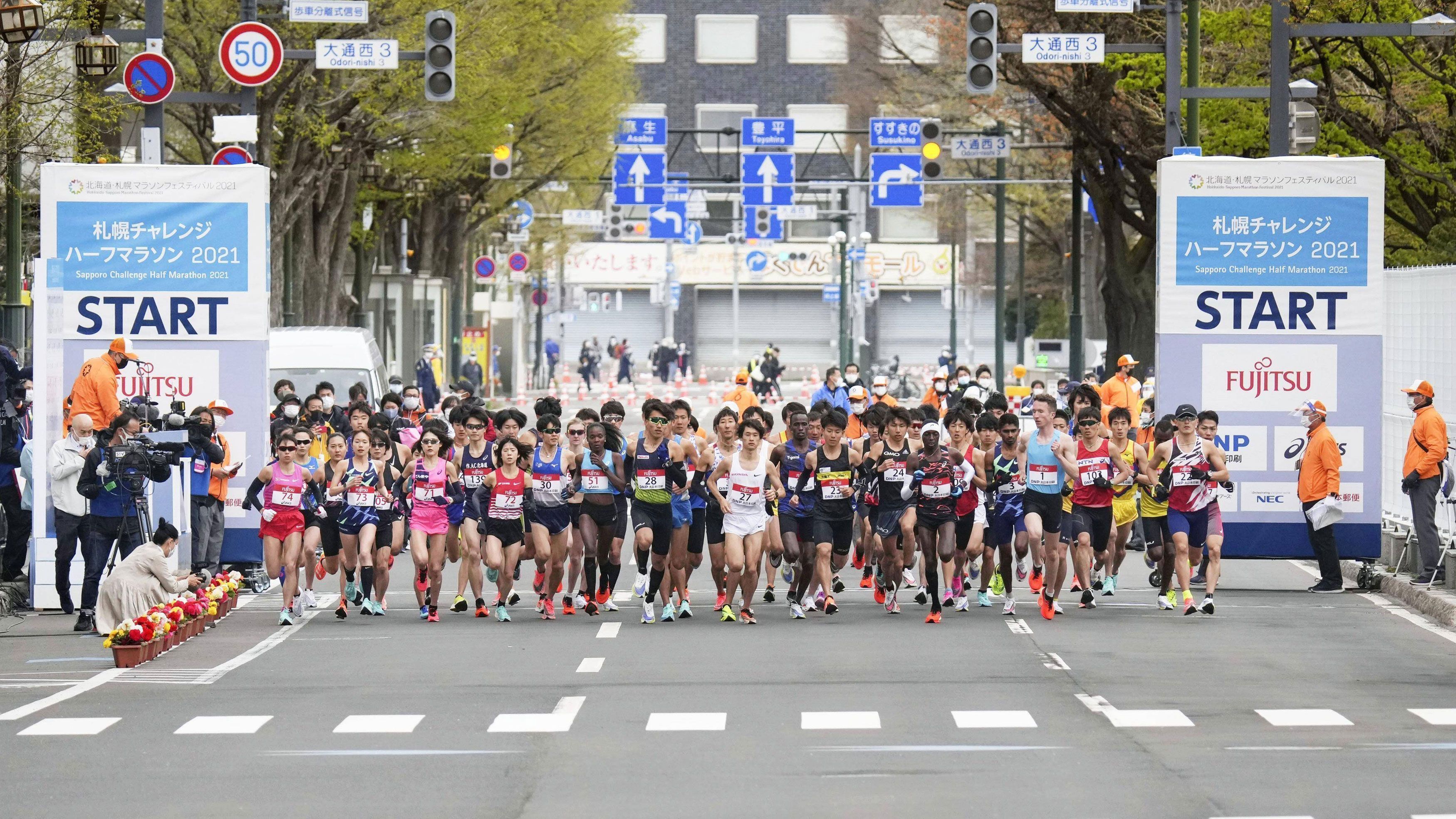 
                <strong>Marathon und Gehen nach Sapporo verlegt</strong><br>
                Die Bilder von der Leichtathletik-WM 2019 in Doha dürften vielen noch im Gedächtnis sein. Taumelnde Athleten, Wettkämpfe mitten in der Nacht und völlig erschöpfte Läuferinnen, die in Rollstühlen abtransportiert werden mussten. Um dem ganzen dieses Mal zuvorzukommen wurden die Marathon- und Gehwettbewerbe ins über 1.000 Kilometer entfernte Sapporo verlegt, wo das Klima etwas erträglicher ist. Der Startschuss ist dennoch für 7 Uhr morgens geplant, die Geher müssen sogar schon ab 5:30 Uhr auf die Strecke. 
              