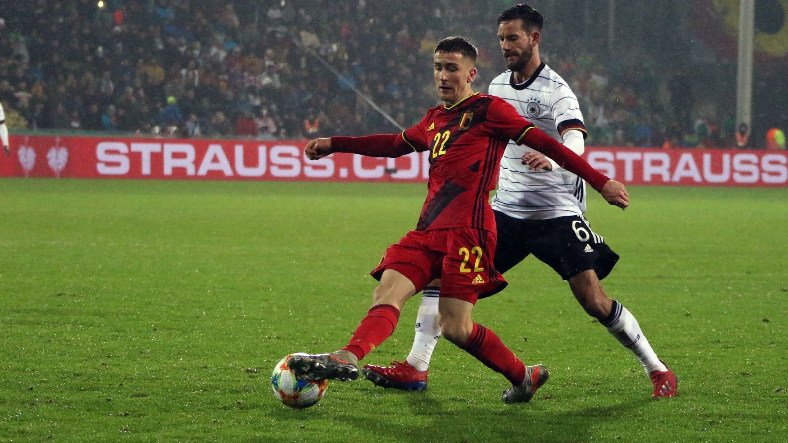 
                <strong>Alexis Saelemaekers</strong><br>
                Mit jungen Jahren kann sich Offensivspieler Alexis Saelemaekers bereits beim großen AC Milan beweisen. Der 21-Jährige war in der zurückliegenden Saison von Anderlecht an die Rossoneri ausgeliehen und wurde zuletzt von den Italienern fest verpflichtet. In seiner ersten Saison in der Serie A kam der Rechtsaußen immerhin zu 13 Einsätzen für Milan und erzielte dabei einen Treffer. In der U21 gehört der zehnmalige Nationalspieler bei den Belgiern zu den Leistungsträgern. Beim 3:2-Sieg in der EM-Qualifikation in Deutschland bereitete Saelemaekers im November 2019 das zwischenzeitliche 3:1 für die Belgier vor. 
              