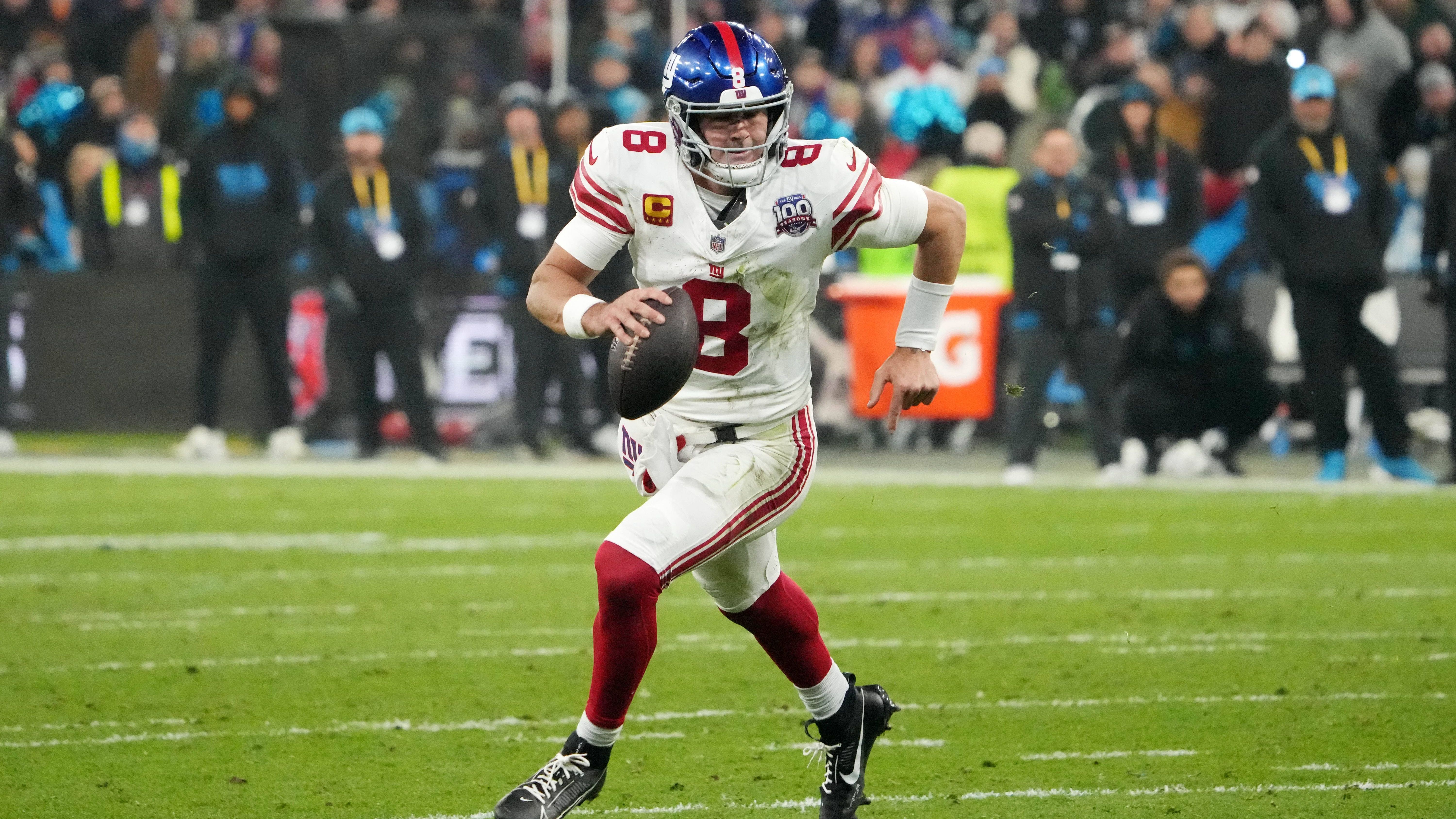 <strong>New York Giants</strong><br>Nach der <a data-li-document-ref="458042" href="https://www.ran.de/sports/american-football/nfl/news/nfl-munich-game2024-carolina-panthers-besiegen-new-york-giants-nach-verlaengerung-458042">17:20-Pleite gegen die Panthers beim Munich Game 2024</a> hat Giants-Head-Coach Brian Daboll ein Bekenntnis zu Daniel Jones vermieden. "Wir stehen nicht dort, wo wir stehen wollen. Wir haben viel Arbeit vor uns. Wir werden in der Bye Week alles evaluieren", so Daboll, als er auf die kurzfristige Zukunft auf der QB-Position angesprochen wurde.&nbsp;<br>• Starter: ?<br>• Im Roster: Daniel Jones (im Bild), Drew Lock, Tommy DeVito