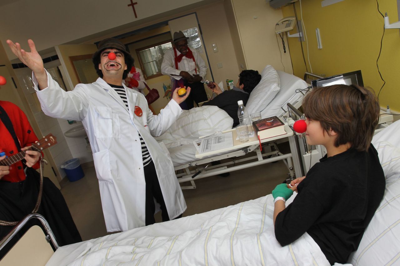 Helfe im Krankenhaus als Krankenhaus-Clown und entlocke den Patienten ein Lächeln. Mache für sie kleine Erledigungen oder bringe ihnen Bücher vorbei (Patienten-Bücherei).