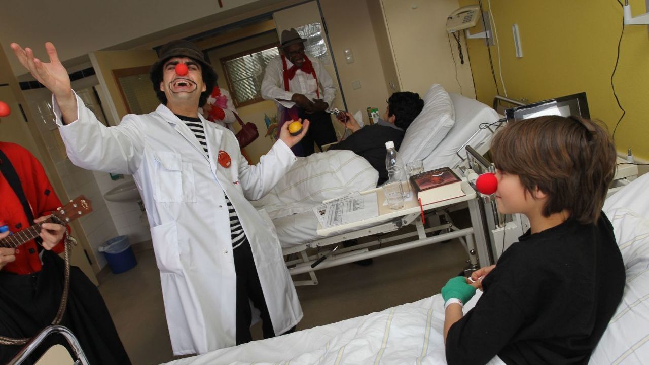 Helfe im Krankenhaus als Krankenhaus-Clown und entlocke den Patient:innen ein Lächeln. Mache für sie kleine Erledigungen oder bringe ihnen Bücher vorbei (Patienten-Bücherei).
