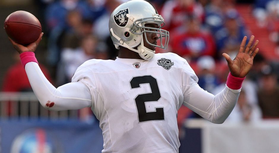 
                <strong>JaMarcus Russell (Oakland Raiders)</strong><br>
                JaMarcus Russell (1. Pick 2007, Oakland Raiders): 2007 als First Pick geholt fällt der Quarterback der Raiders mehr abseits des Feldes auf. Aber negativ. Auch auf dem Spielfeld enttäuscht er völlig. In drei Saisons führt er sein Team zu sieben Siegen - bei 18 Niederlagen. 2009 ist Schluss, und übrig bleibt nur die Erinnerung an die Kodein-Affäre.
              