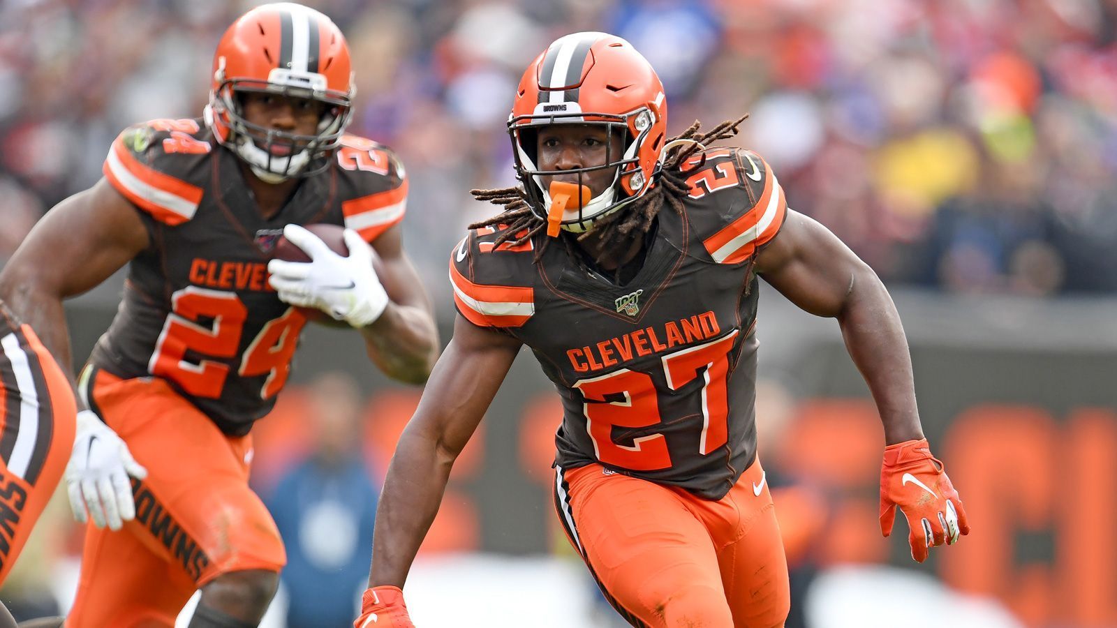 
                <strong>Platz 9: Cleveland Browns</strong><br>
                Auf dem Papier stehen die Cleveland Browns sehr gut da: Kareem Hunt und Nick Chubb sind zwei ausgezeichnete Läufer, die zudem unterschiedliche Laufstile haben. Außerdem haben die Browns die Offensive Line mit Jack Conklin und Jedrick Wills Jr. verstärkt. Kevin Stefanskis Spielphilospohie ist ebenfalls darauf ausgerichtet, den Quarterback zu entlasten. So werden Chubb und Hunt hinter einer guten Offensive Line viele Chancen bekommen, die enttäuschende Vorsaison wiedergutzumachen. 
              