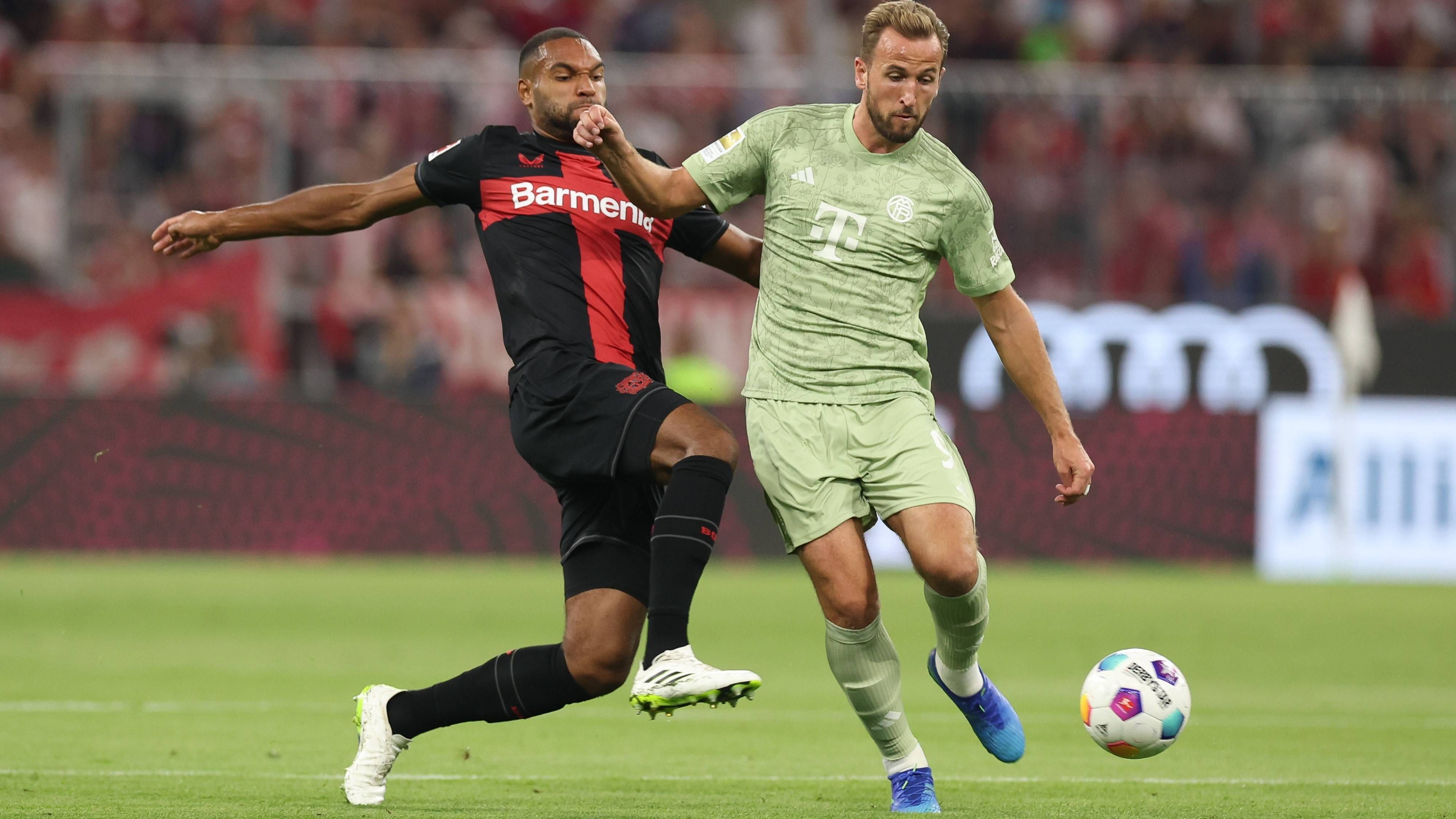 <strong>Jonathan Tah</strong><br>Mit Jonathan Tah ist Leverkusens zentraler Mann in der Dreierabwehr vor allem bei hohen Bällen mit seinen 1,94 Metern immer wieder entscheidend zur Stelle, um in heiklen Situationen zu retten. Genau so verhindert er etwa kurz vor der Pause gerade noch eine Topchance für den lauernden Gnabry. <strong><em>ran</em>-Note: 2</strong>