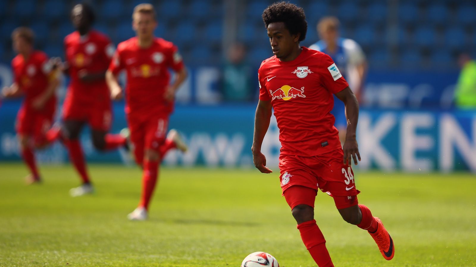 
                <strong>Yordy Reyna</strong><br>
                Um den Bundesliga-Aufstieg schon 2015 zu schaffen, holte Leipzig zu Beginn des Jahres mit Yordy Reyna einen talentierten Angreifer aus Salzburg zum damals ambitionierten Zweitligisten. Der ausgeliehene Peruaner kam zwar zu 13 Zweitliga-Einsätzen für die Sachsen, brachte es dabei aber nur zu einem Treffer. Letztlich verpasste Leipzig den Aufstieg und Reyna kehrte nach Salzburg zurück. Heute spielt der Peruaner nach zahlreichen Stationen in den USA seit kurzer Zeit in Russland für Torpedo Moskau. 
              