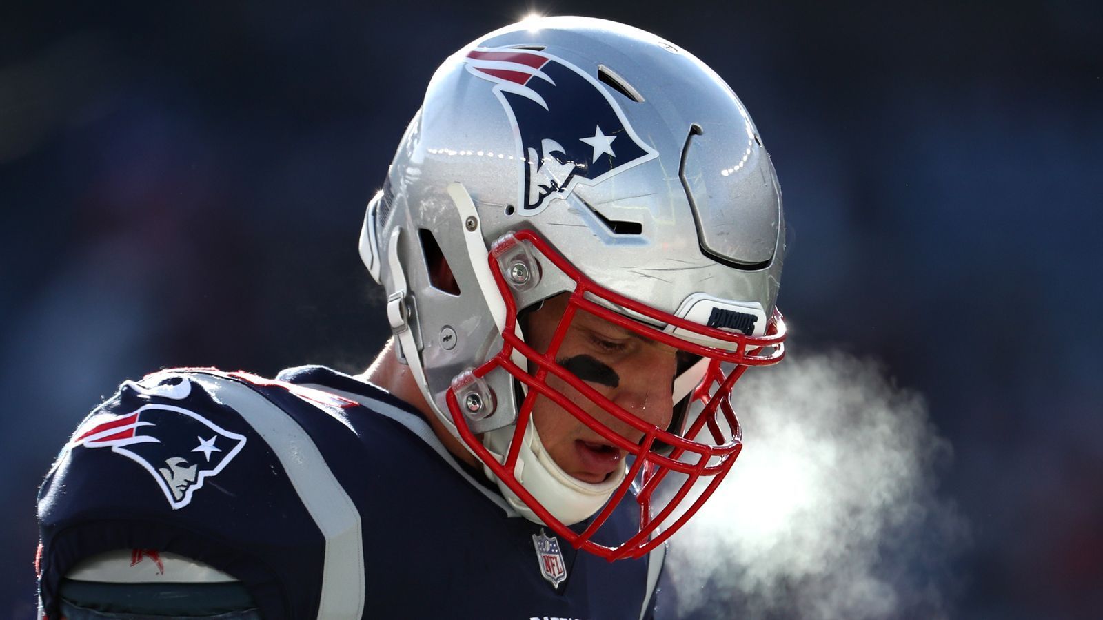 
                <strong>120 Kilogramm! So will Gronkowski auf sein Kampfgewicht zurück</strong><br>
                Er liegt nun rund sieben Kilogramm unter seinem NFL-Kampfgewicht. Die ersten fünf Kilogramm werden "ziemlich einfach", ist er sich sicher. "Dafür brauche ich nur ein paar zusätzliche Protein-Shakes mit etwas zusätzlicher Mandelbutter und extra Blaubeeren. Man muss es nur aufladen und ein paar Shakes pro Tag zusätzlich zu den Mahlzeiten nehmen, um das Gewicht wieder zu erhöhen." Der Rest kommt durchs Training. Damit er auch körperlich bereit ist für die Wiedervereinigung mit "seinem" Quarterback Tom Brady.
              