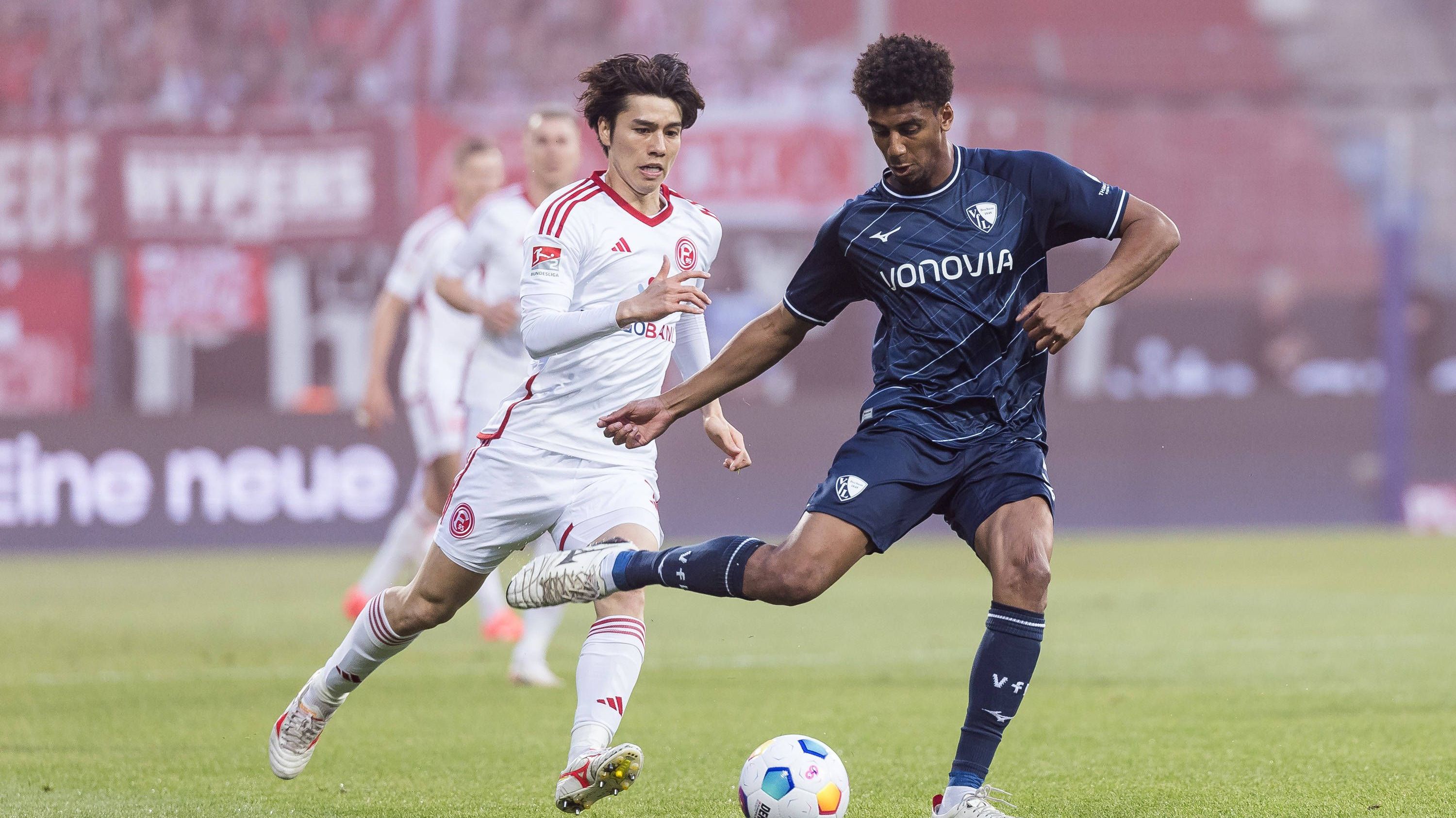 <strong>Bernardo (VfL Bochum)</strong><br>Hat Pech mit seinem Kopfball an den Pfosten (16.). Sonst defensiv konzentriert und konsequent, hat auf seiner Seite aber auch zunächst nicht so viel zu tun. Später fehlerhafter, aber unter dem Strich in Ordnung. <strong><strong><em>ran</em></strong>-Note: 3</strong>