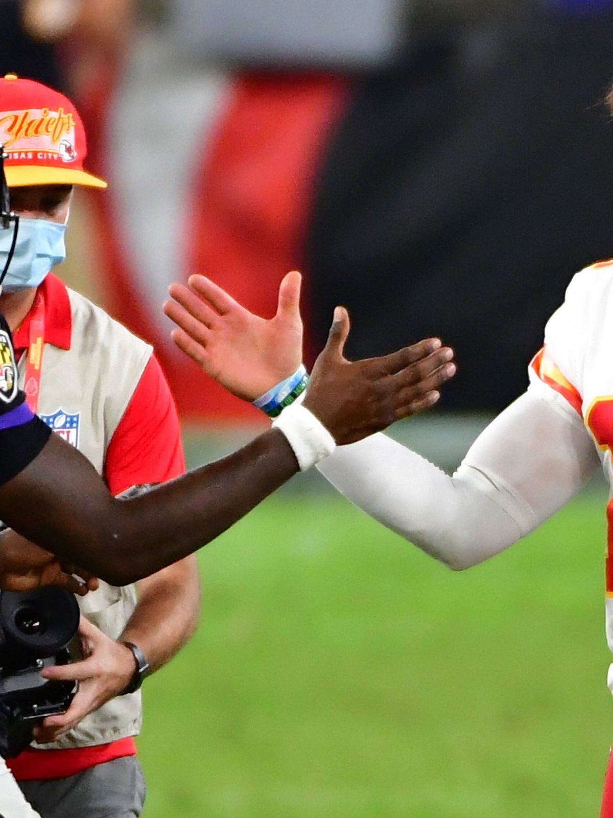 Patrick Mahomes (re.) und Lamar Jackson (li.) schütteln sich die Hand 