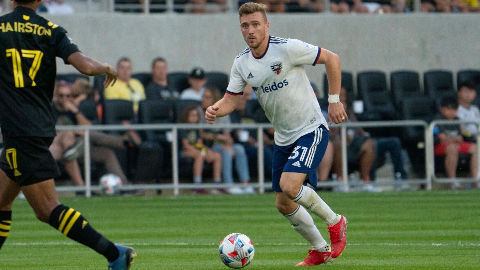 
                <strong>Julian Gressel (D.C. United)</strong><br>
                Wie es sich anfühlt, den MLS Cup sogar zu gewinnen, weiß Julian Gressel. Der gebürtige Bamberger war Teil der Mannschaft von Atlanta United, die 2018 die Meisterschaft holte. Gressel war damals Stammspieler und einer der Topscorer. Aufgrund von Unstimmigkeiten wegen seines Gehalts verließ Gressel Atlanta 2020 und schloss sich D.C. United aus Washington an. In dieser Saison verpasste United nur mit einen Punkt die Playoffs, Gressel steuerte jedoch in dieser Saison zwei Tore und starke neun Assists bei.
              