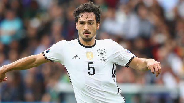 
                <strong>Abwehr: Mats Hummels (Deutschland)</strong><br>
                Abwehr: Mats Hummels (Deutschland). Hummels stand zwar nur zwei Gruppenspiele auf dem Platz - hat bei den Partien aber vollends überzeugt. Nach auskurierter Verletzung war er sofort präsent. Gegen Polen und Nordirland wirkte der Innenverteidiger topfit und voll auf der Höhe.
              