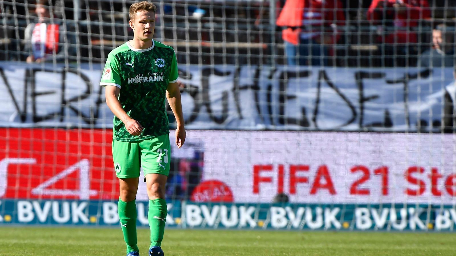 
                <strong>Abwehr: Paul Jaeckel</strong><br>
                 - Position: Innenverteidiger - - Verein: SpVgg Greuther Fürth - - Alter: 22 Jahre - - U21-Länderspiele: 0 - - 46 Zweitligaspiele für Greuther Fürth / 1 Tor
              