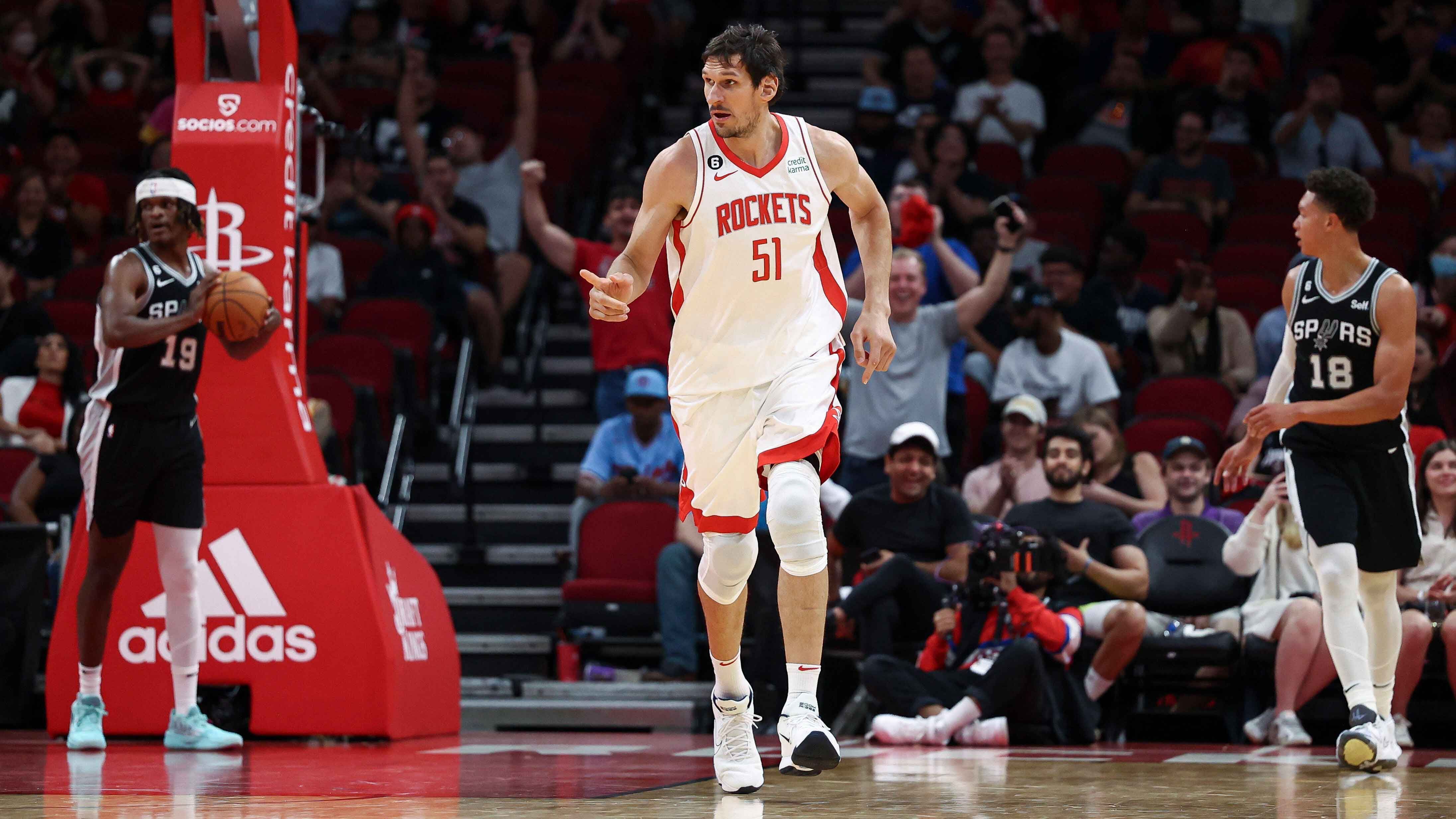 
                <strong>Platz 10 (geteilt): Boban Marjanovic</strong><br>
                • Größe: 2,24 Meter (US-Größe: 7 foot 4 inches - andere Quellen wie "Sporting News" schreiben von 7 foot 3 inches)<br>• Teams: San Antonio Spurs (2015-2016), Detroit Pistons (2016-2018), Los Angeles Clippers (2018-2019), Philadelphia 76ers (2019), Dallas Mavericks (2019-2022), Houston Rockets (seit 2022)<br>• Nationalität: Serbien<br>• Stats: 1.709 Punkte und 1.107 Rebounds in 296 Spielen<br>
              