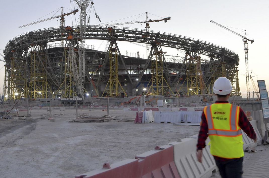 Während der Bauarbeiten (hier das Lusail Iconic Stadium) sollen Menschenrechts-Organisationen zufolge Tausende Arbeiter:innen ums Leben gekommen sein.