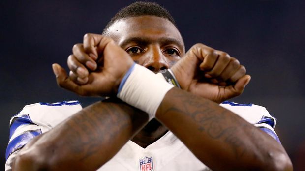 
                <strong>Platz 1 - Dez Bryant (Dallas Cowboys), Wide Receiver</strong><br>
                Platz 1 - Dez Bryant (Dallas Cowboys), Wide Receiver: Mit Bryant schafft es erstmals ein Wide Receiver auf den ersten Platz der NFL Sales Liste. Auch er schießt im Mai nach oben. Ende April ist er noch Fünfter. Eine Erklärung hat die NFLPA für die hohen Verkaufszahlen Cowboys-Spieler wohl auch gefunden. Ein exklusiver E-Commerce-Partner steht wohl dahinter. Dennoch, eine große Überraschung.
              