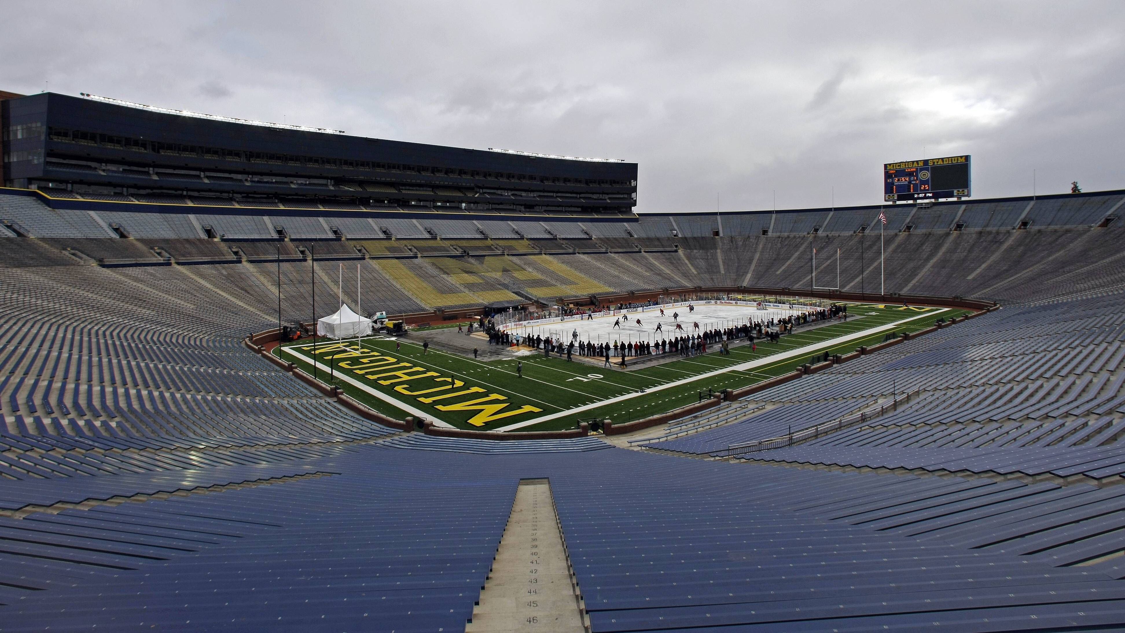 <strong>Platz 2: The Big Chill at the Big House (College-Eishockey)</strong><br><strong>Zuschauer:</strong> 104.173<br><strong>Begegnung:</strong> University of Michigan - Michigan State University 5:0<br><strong>Stadion:</strong> Michigan Stadium, Ann Arbor<br><strong>Datum:</strong> 11.12.2010