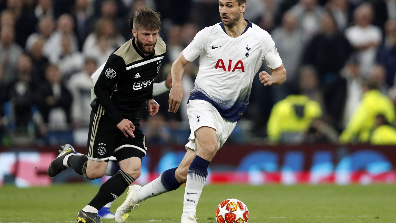 
                <strong>Lasse Schöne</strong><br>
                Hat zu Beginn des Spiels Glück, dass die Spurs seinen kapitalen Fehlpass nicht ausnützen. Beweist beim 1:0 Übersicht als er Ziyech anspielt, der schließlich van de Beek bedient. Blockt direkt nach der Pause einen Schussversuch aus vielversprechender Distanz mit seinem Körper. Nach einem Zweikampf mit Llorente hat er Probleme, macht deshalb Platz nach einer guten Stunde Platz für Mazraoui. ran-Note: 3
              