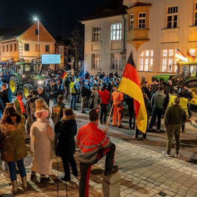 Demonstranten mit Traktoren haben eine Parteiversammlung der Grünen im bayerischen Hirschaid massiv gestört.